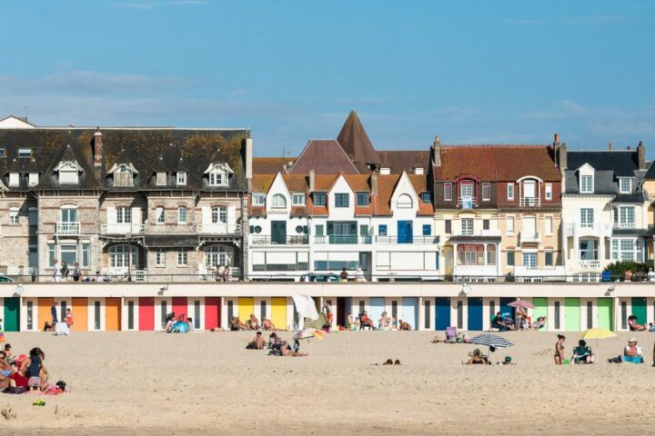 Le Touquet-Paris-Plage, appelée Paris-Plage jusqu'au milieu du XXᵉ siècle puis Le Touquet depuis dans le langage courant, est une commune française située dans le département du Pas-de-Calais en région Hauts-de-France dans la région naturelle du Marquenterre