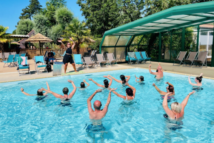 La piscine couverte est ouverte d’avril à septembre et peut être totalement découverte lors de nos belles journées ensoleillées.