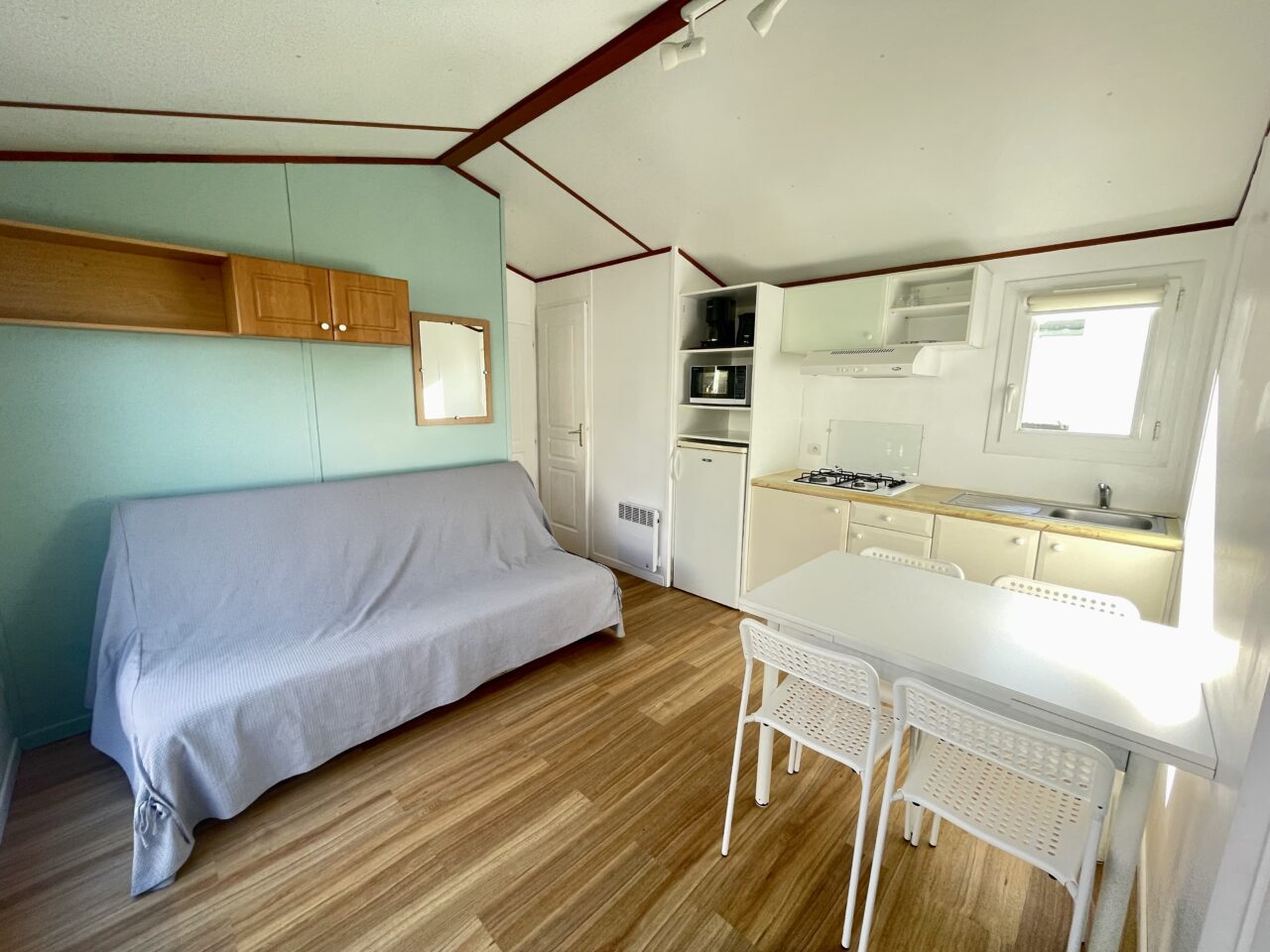 Séjour et coin cuisine d'un mobil home 4 personnes