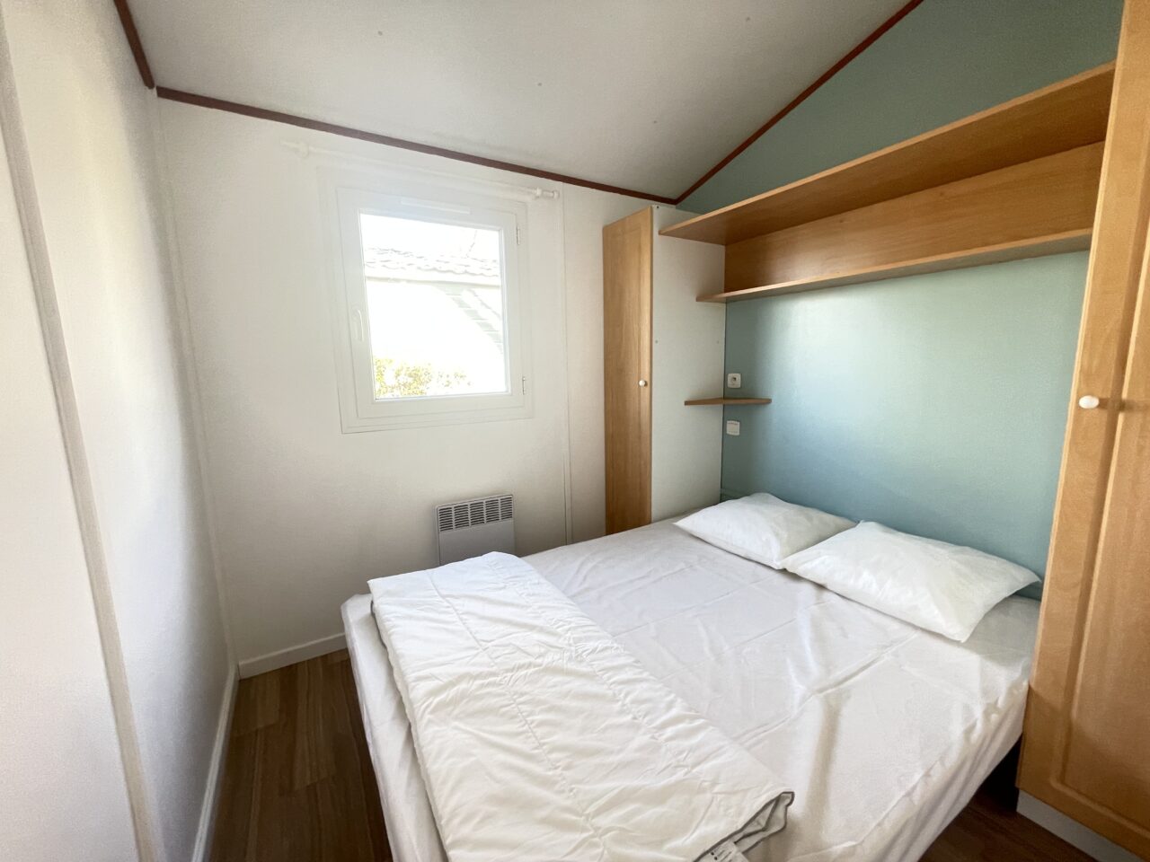 Chambre parentale avec lit double d'u mobil home 4 personnes