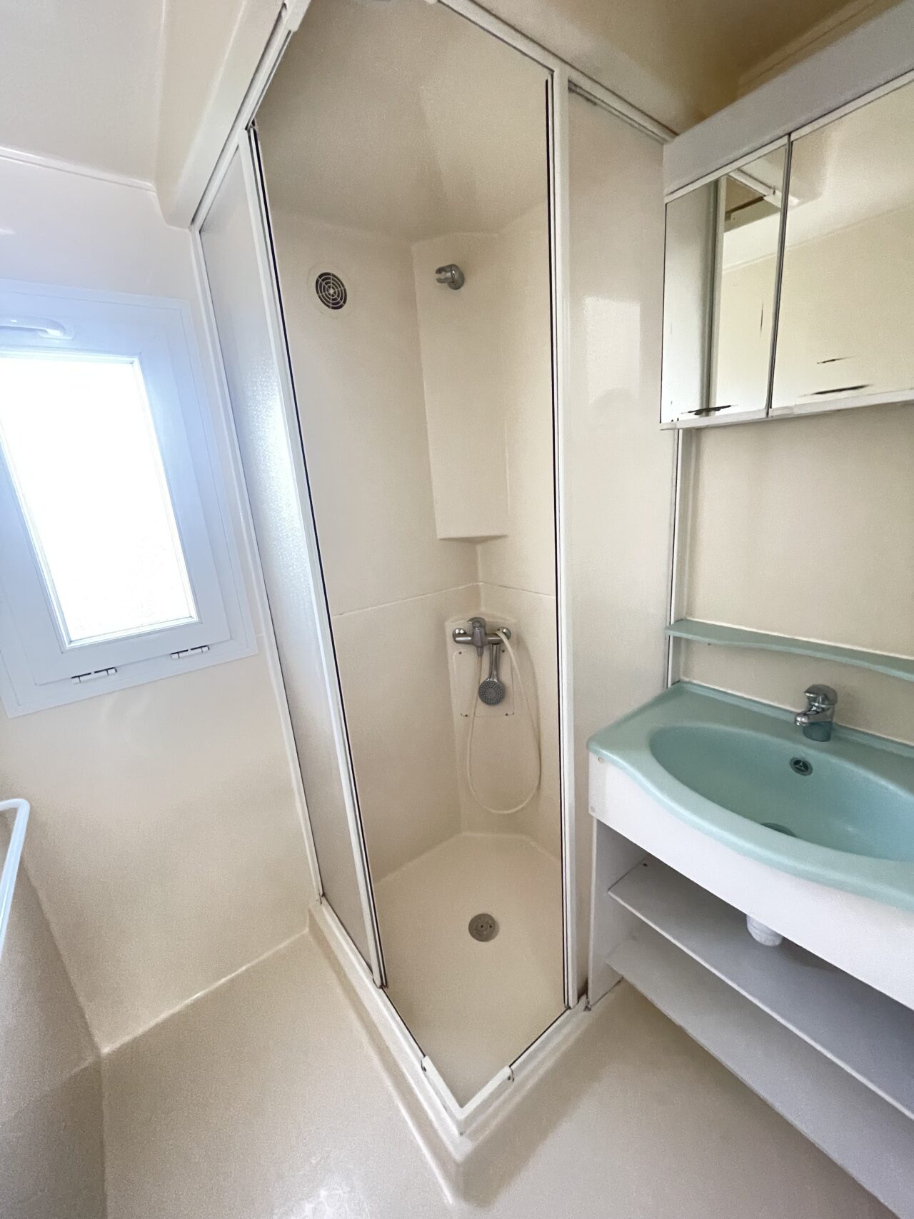 Salle de bain mobil home 4 personnes